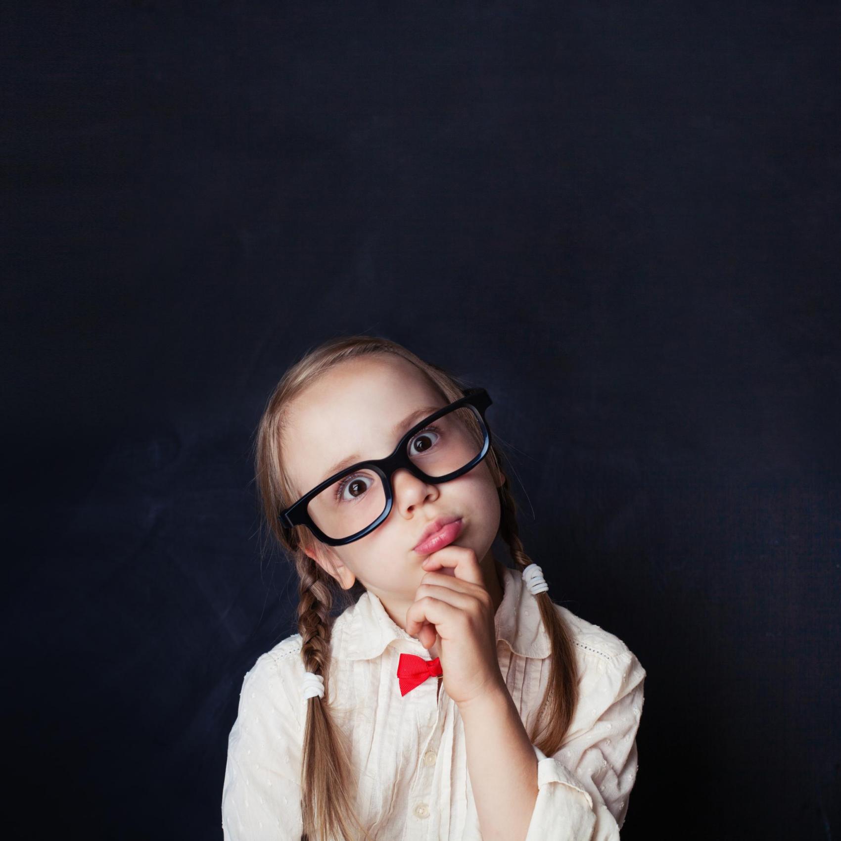 https://www.shutterstock.com/de/image-photo/smart-child-thinking-little-girl-glasses-1142033714©MillaF/Shutterstock.com